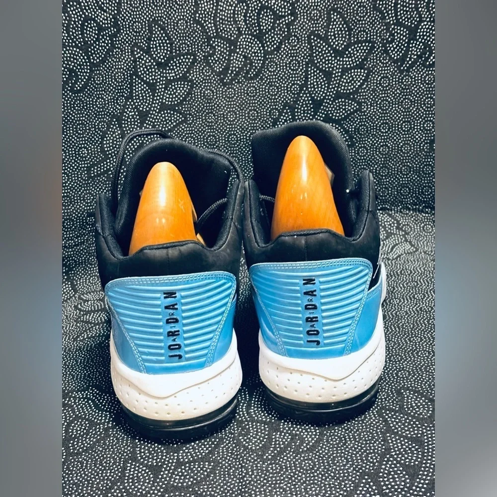 Air Jordan Max Aura 2 GS 'Black University Blue' Sneakers